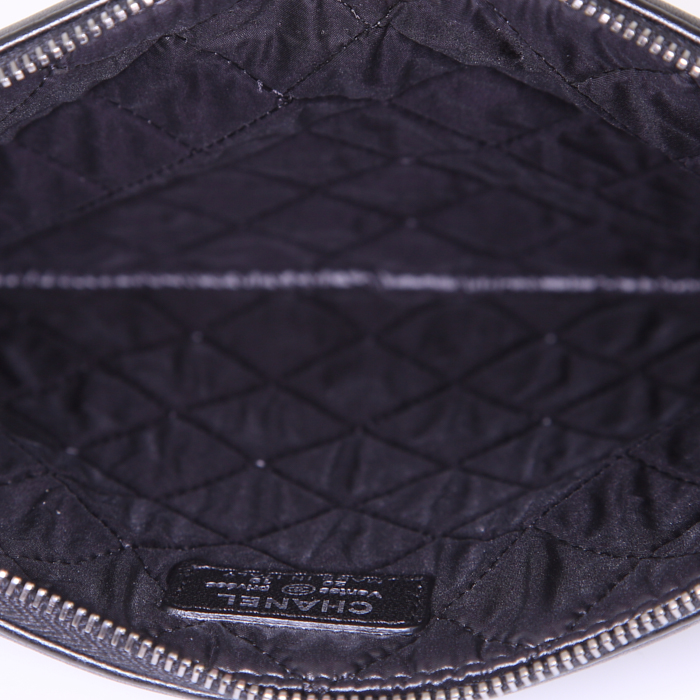 Pochette Chanel Pochette en cuir verni matelassé et cuir noir - Detail D2