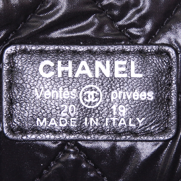 Chanel Pochette pouch in patent quilted leather and black leather - Detail D3