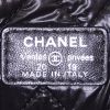 Bolsito de mano Chanel Pochette en charol acolchado y cuero negro - Detail D3 thumbnail