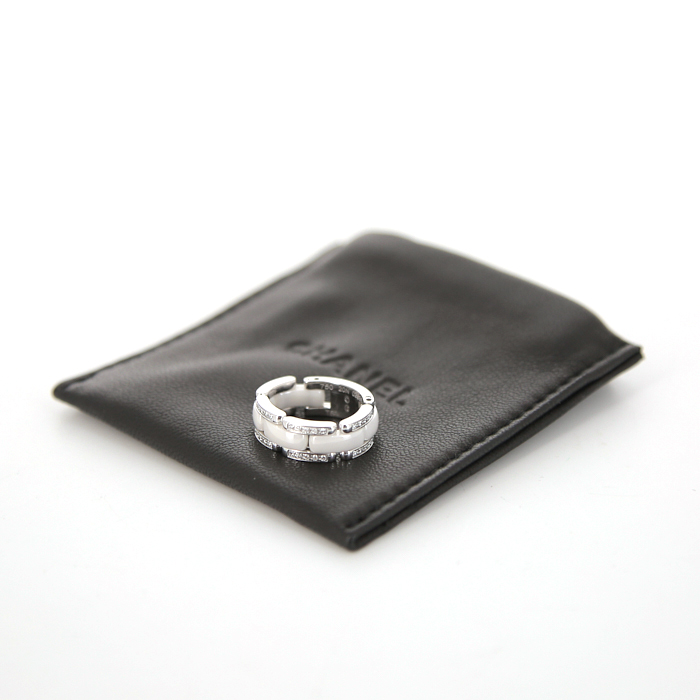 Sortija flexible Chanel Ultra modelo pequeño en oro blanco,  cerámica blanca y diamantes - Detail D2