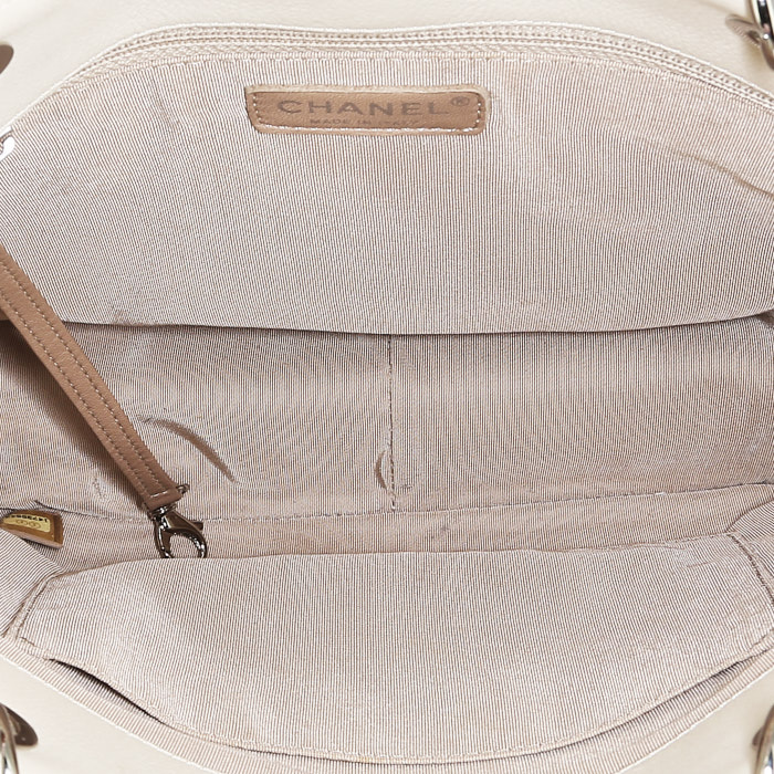 Chanel Shopping GST small model handbag in beige quilted grained leather - Detail D2