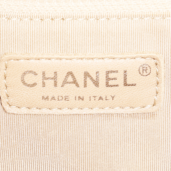 Bolso de mano Chanel Shopping GST modelo pequeño en cuero granulado acolchado beige - Detail D3