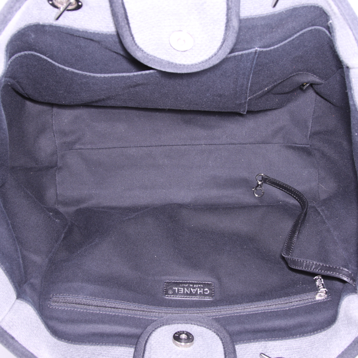 Sac cabas Chanel Deauville en toile siglée grise et cuir noir - Detail D3