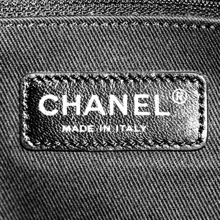Shopping bag Chanel Deauville in tela siglata grigia e pelle nera - Detail D4
