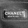 Shopping bag Chanel Deauville in tela siglata grigia e pelle nera - Detail D4 thumbnail