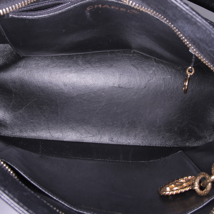 Sac à main Chanel Medaillon - Bag en cuir grainé matelassé noir - Detail D2