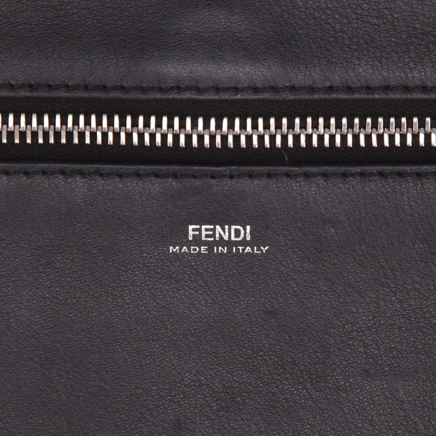 Bolso bandolera Fendi  Dotcom en cuero negro - Detail D2