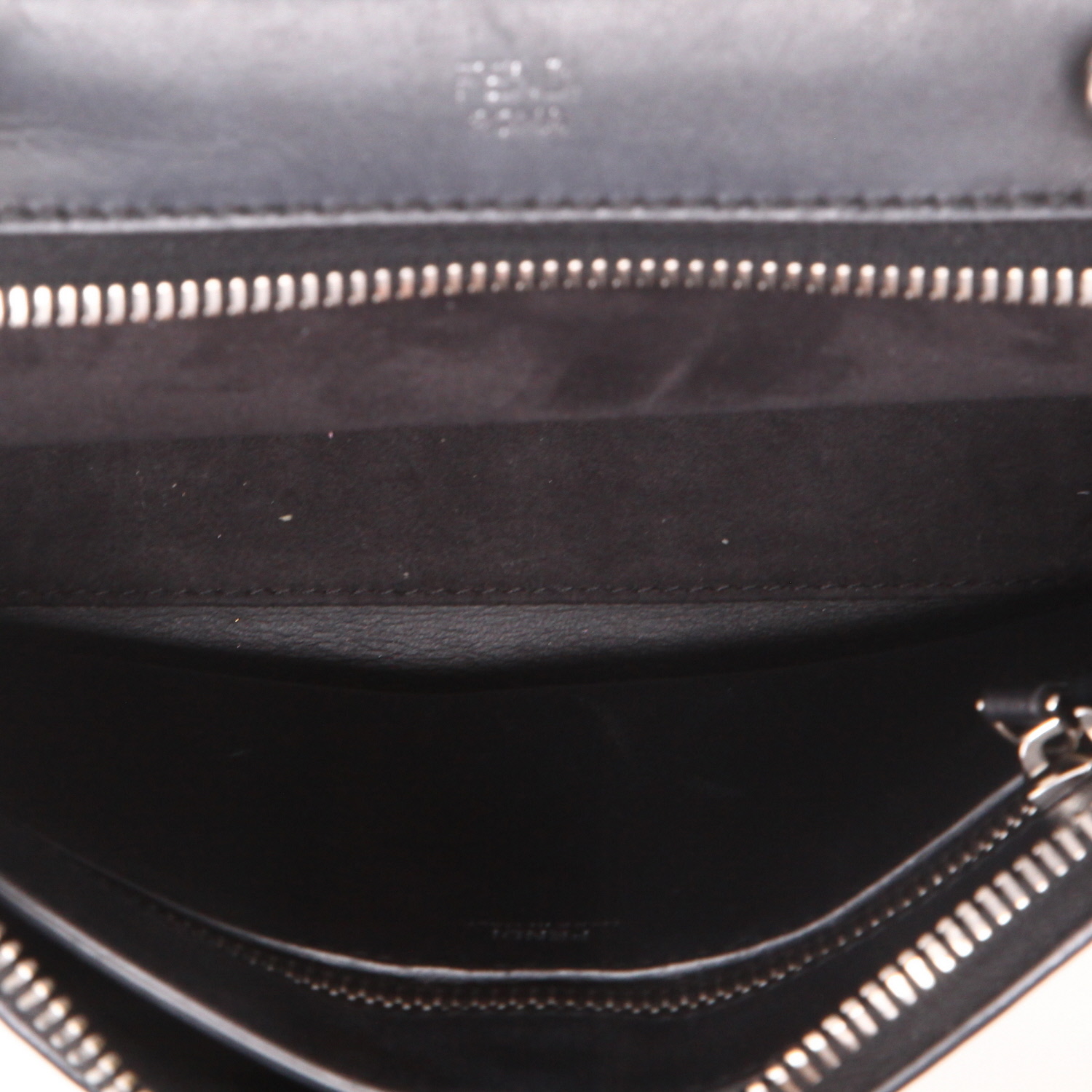 Bolso bandolera Fendi  Dotcom en cuero negro - Detail D3