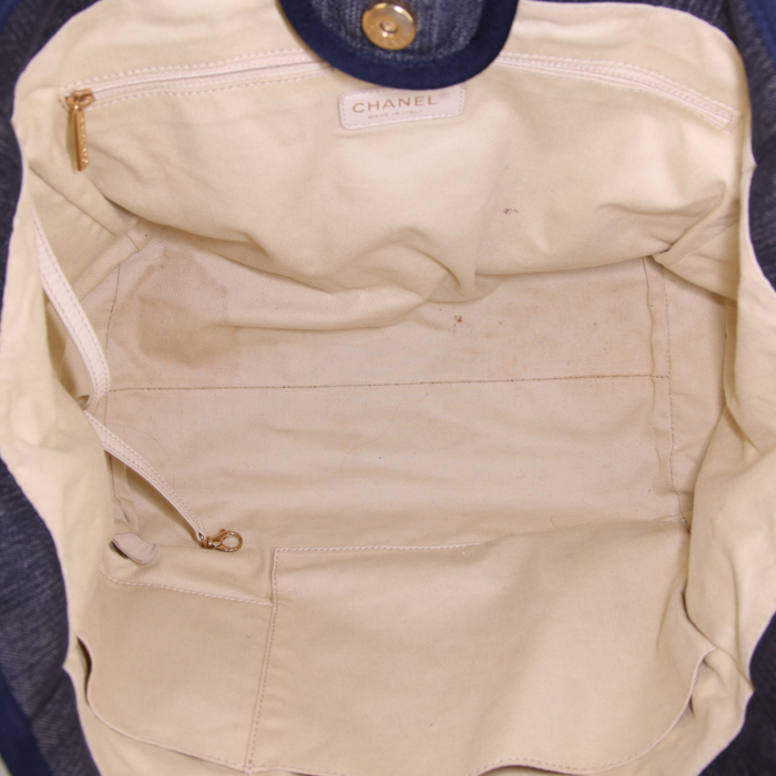 Shopping bag Chanel Deauville modello medio in tela denim blu - Detail D3