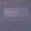 Bolso bandolera Chanel Up In The Air en cuero granulado acolchado negro - Detail D4 thumbnail