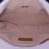 Bolso de mano Chanel 19 en cuero acolchado blanco - Detail D3 thumbnail