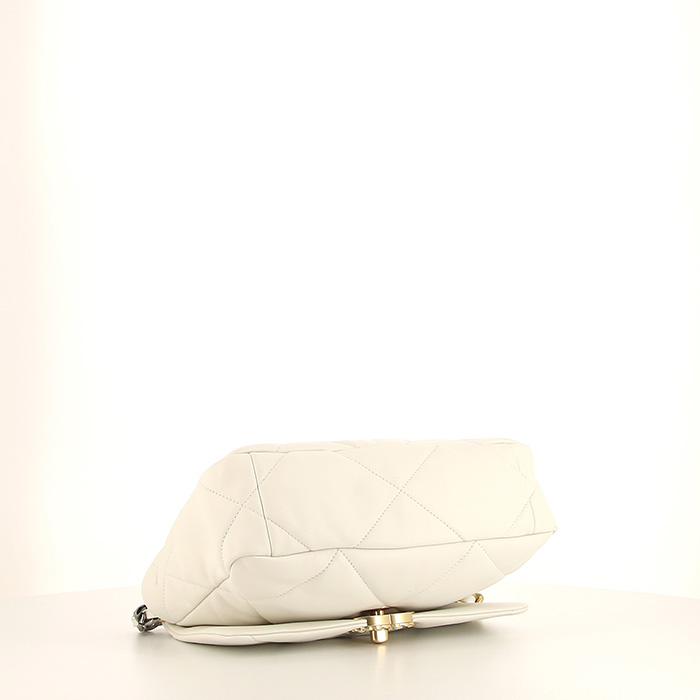 Chanel 19 handbag in white quilted leather - Detail D5