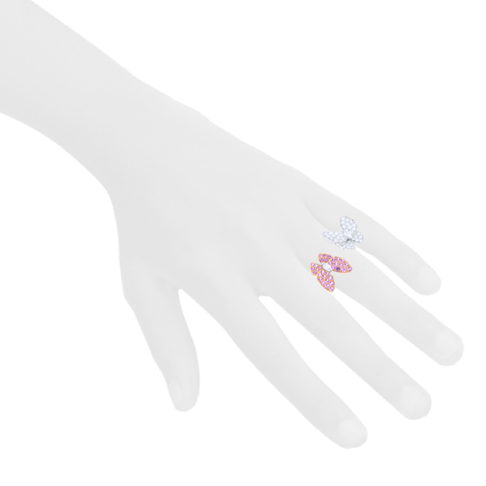 Van Cleef
Arpels Deux Papillons Entre Les Doigts ring in white gold, pink gold and sapphires - Detail D1