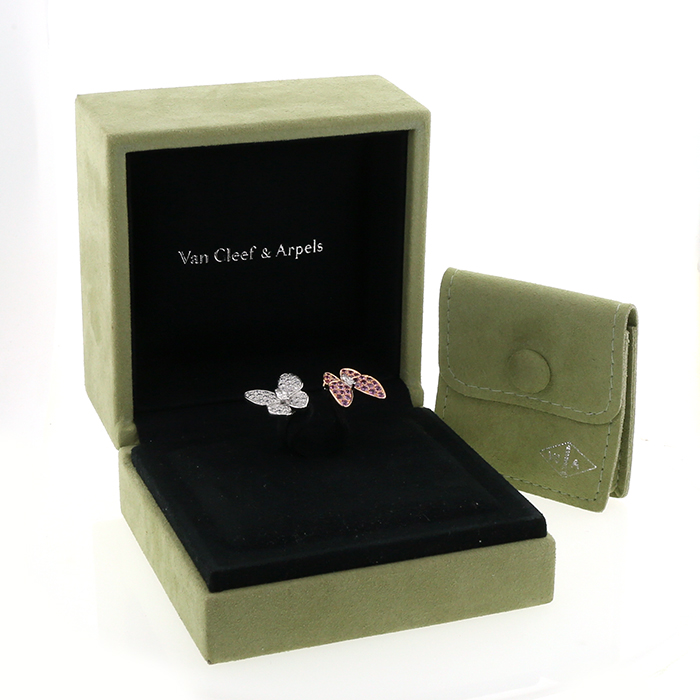 Anello Van Cleef & Arpels Deux Papillons Entre Les Doigts in oro bianco,  oro rosa e zaffiri rosa - Detail D2