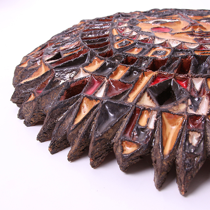 Roland Zobel, Atelier « Les Cyclades », grande sculpture murale « Visage Soleil » en céramique émaillée, signée, des années 1960 - Detail D2