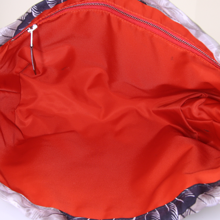 Bolsito de mano Hermès Fourbi modelo grande en seda gris y cuero Barenia marrón - Detail D1