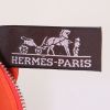 Pochette Hermès Fourbi grand modèle en soie grise et cuir Barénia marron - Detail D2 thumbnail