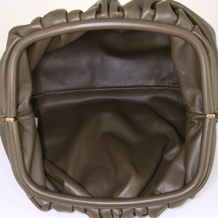 Pochette Bottega Veneta The Pouch en cuir lisse vert-kaki - Detail D2