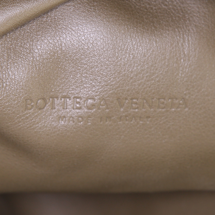 Pochette Bottega Veneta The Pouch en cuir lisse vert-kaki - Detail D3