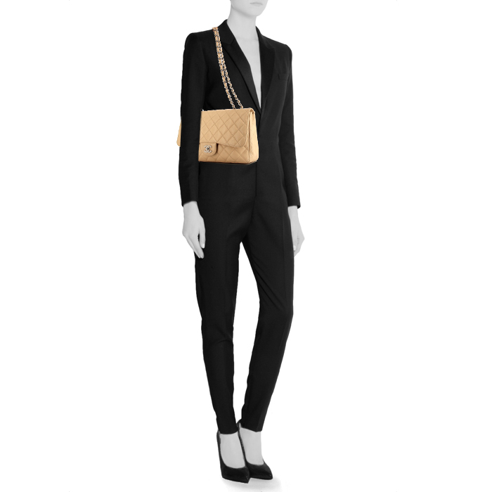 Chanel Timeless jumbo handbag in beige quilted grained leather - Detail D1