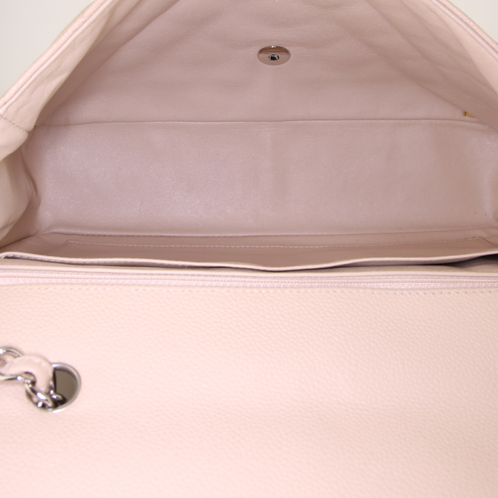 Sac à main Chanel Timeless jumbo en cuir grainé matelassé beige - Detail D3