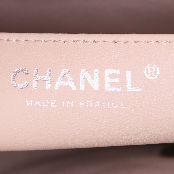 Sac à main Chanel Timeless jumbo en cuir grainé matelassé beige - Detail D4