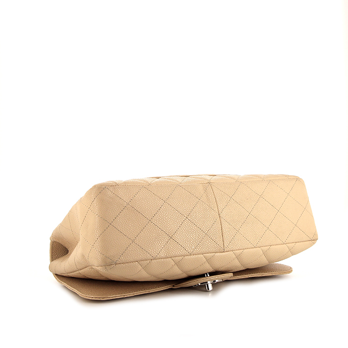 Sac à main Chanel Timeless jumbo en cuir grainé matelassé beige - Detail D5