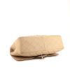 Bolso de mano Chanel Timeless jumbo en cuero granulado acolchado beige - Detail D5 thumbnail