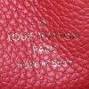 Bolsito de mano Louis Vuitton Double Zip en cuero monogram huella azul y rojo - Detail D4 thumbnail