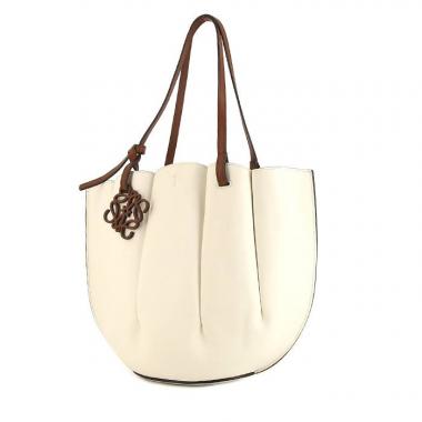 Bolso Cabás Loewe Shell pequeño en cuero blanco