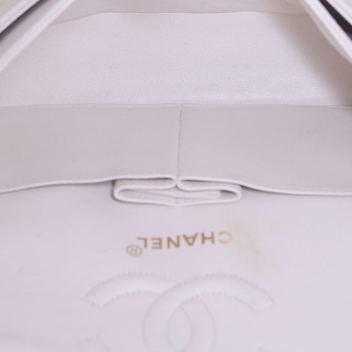 Chanel Timeless handbag in white quilted leather - Detail D3