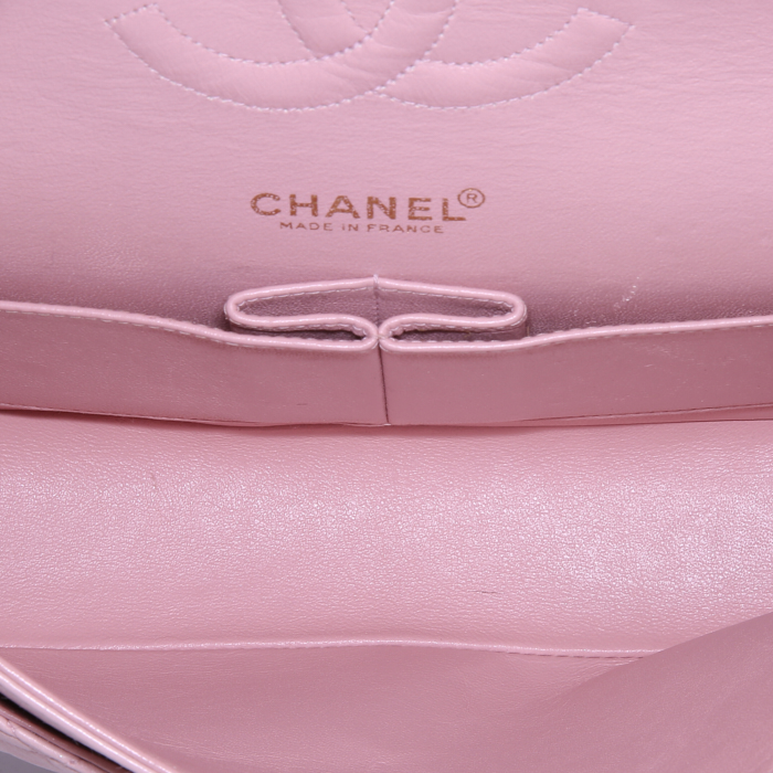 Bolso de mano Chanel  Timeless Classic en cuero acolchado rosa - Detail D3
