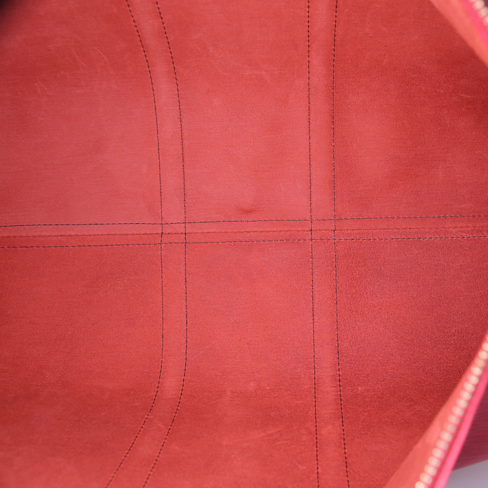Sac de voyage Louis Vuitton Keepall 45 en cuir épi rouge - Detail D2