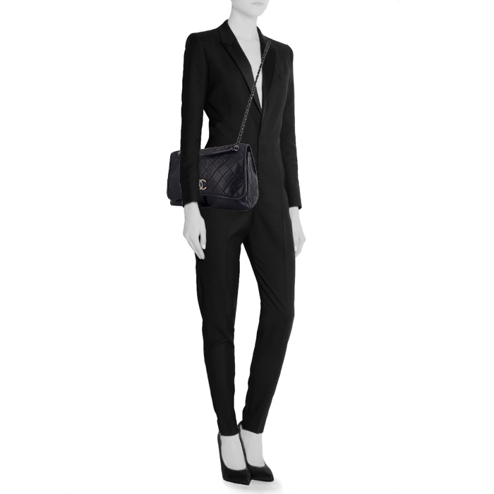 Bolso bandolera Chanel en cuero granulado azul - Detail D2