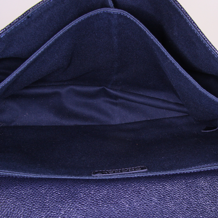 Bolso bandolera Chanel en cuero granulado azul - Detail D3