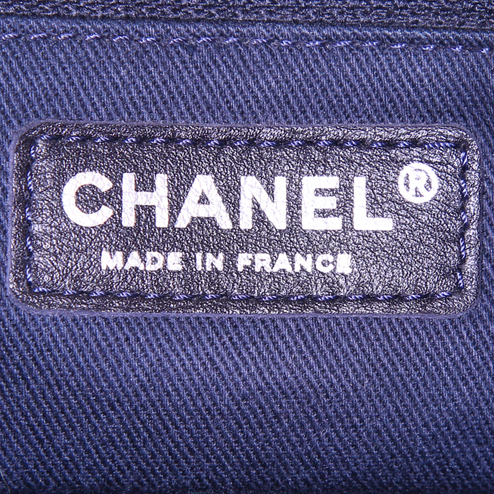 Borsa a tracolla Chanel in pelle martellata blu - Detail D4