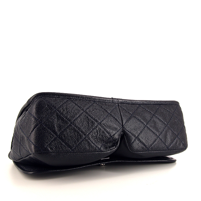 Bolso bandolera Chanel en cuero granulado azul - Detail D5