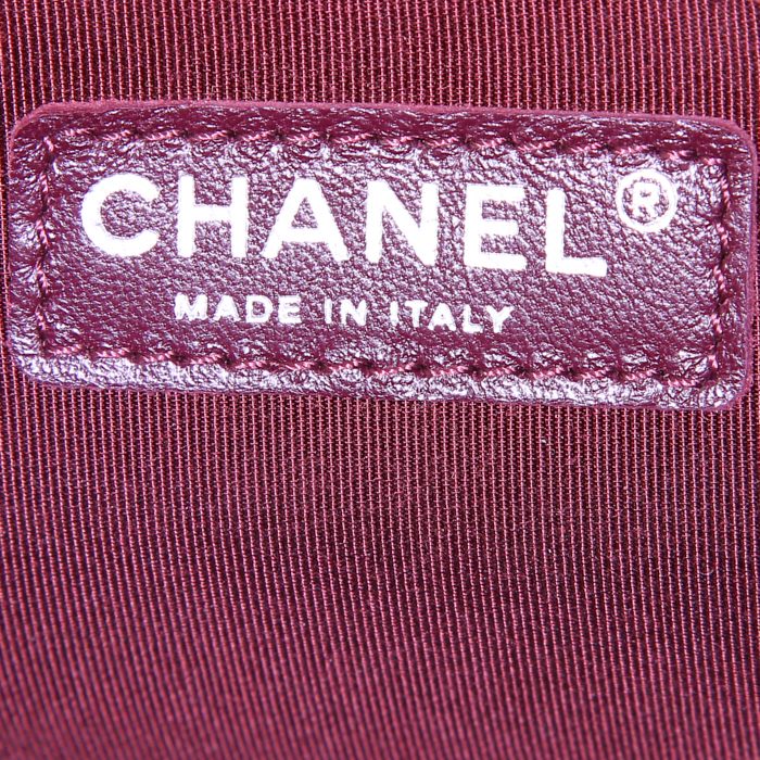 Sac à main Chanel Boy grand modèle en cuir matelassé chevrons bordeaux - Detail D4