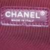 Bolso de mano Chanel Boy modelo grande en cuero acolchado con motivos de espigas color burdeos - Detail D4 thumbnail