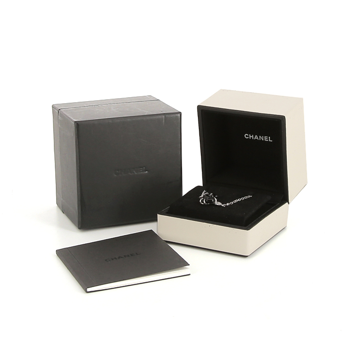 Bracelet Chanel Camelia en onyx,  or blanc et diamants