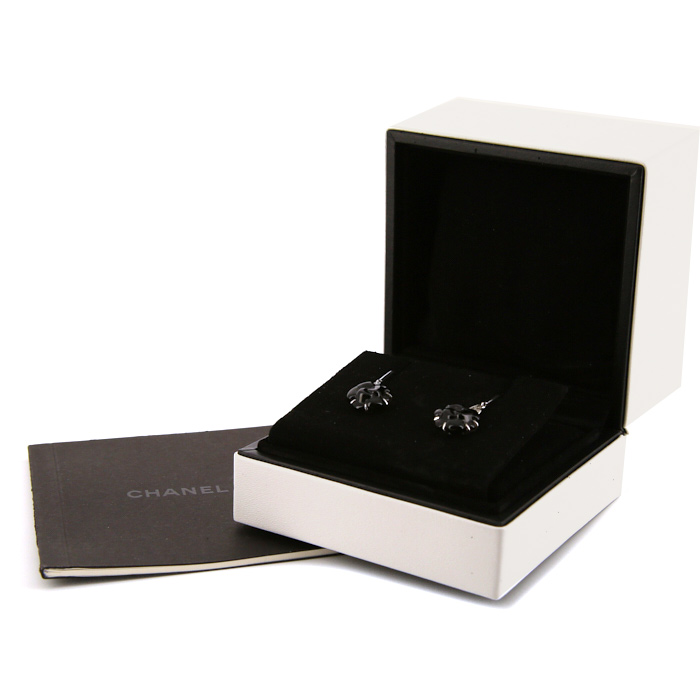 Orecchini pendenti Chanel Camelia in oro bianco, onice e diamanti - Detail D2