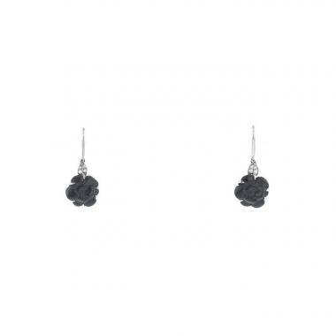 Paire de pendants d'oreilles Chanel Camelia en or blanc,  onyx et diamants