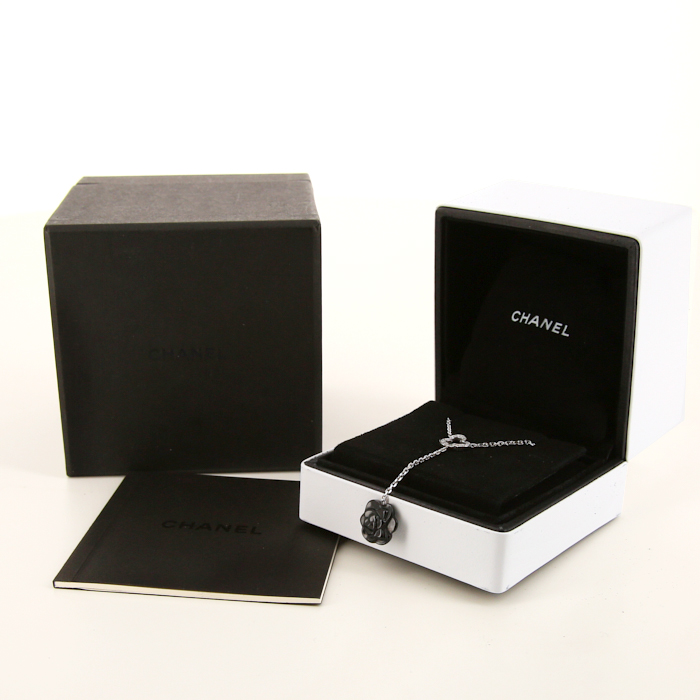 Collier Chanel Camelia en or blanc, onyx et diamants - Detail D2