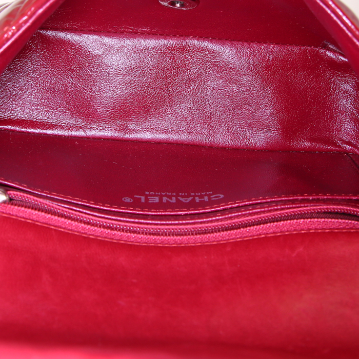 Sac à main Chanel Timeless Mini en cuir verni matelassé bordeaux - Detail D3