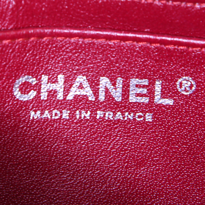 Chanel Mini Timeless handbag in burgundy patent quilted leather - Detail D4