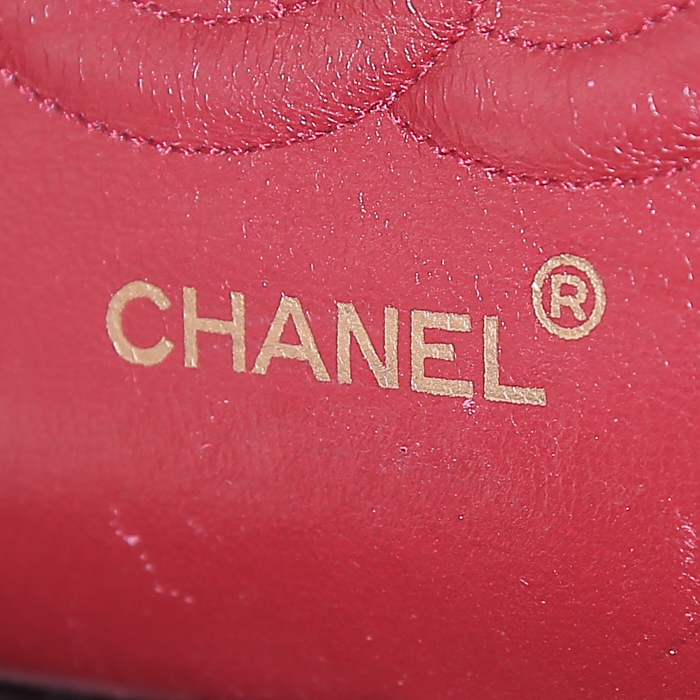 Sac à main Chanel Timeless en cuir matelassé rouge - Detail D4