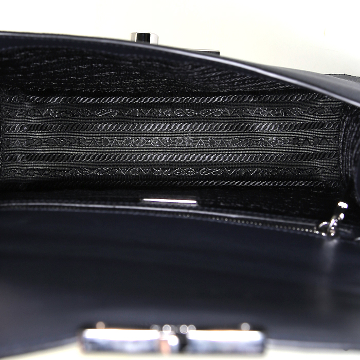 Sac à main Prada en cuir saffiano noir et bleu - Detail D3