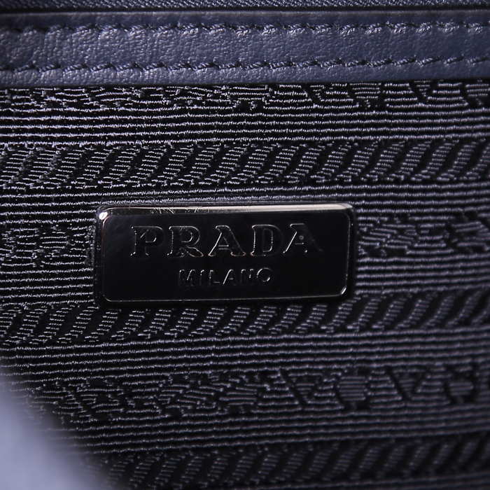 Sac à main Prada en cuir saffiano noir et bleu - Detail D4