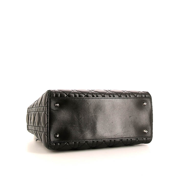 Bolso de mano Dior Lady Dior modelo mediano en cuero cannage negro - Detail D5