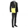 Borsa a tracolla Louis Vuitton Tadao in pelle giallo Lime a scacchi - Detail D2 thumbnail